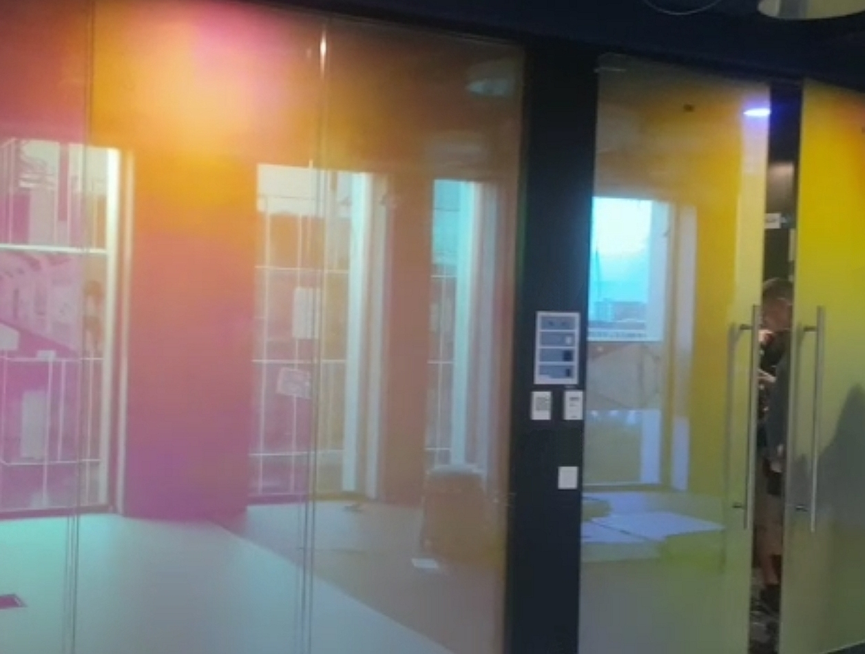 Glaswand mit schaltbarem Sichtschutz Smartfilm Disco mit zusätzlichem Farbwechseleffekt